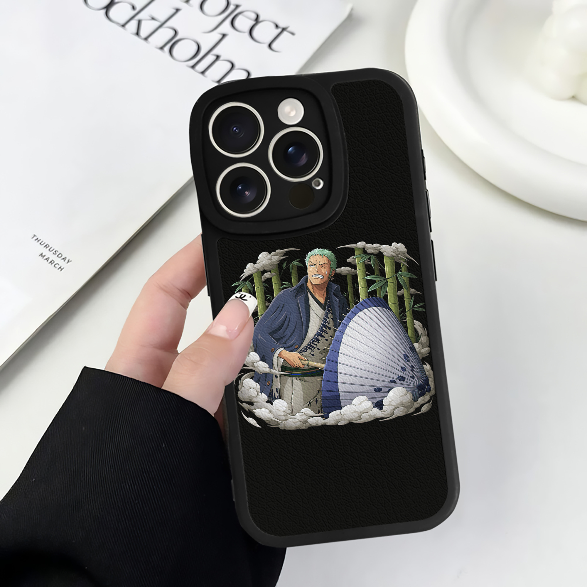 （画像用） ワンピース ロロノア・ゾロ ONE PIECE Roronoa Zoro 【iPhone 16シリーズ対応】シリコンスマホケース（レザー調） 材質：シリコン
